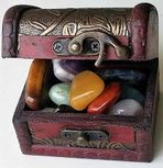 Schatkistje met edelstenen mix uit Zuid Afrika. Afmeting: 8 x 5 x 6 cm. Schatkistje met edelstenen mix uit Zuid Afrika. Afmeting: 8 x 5 x 6 cm.